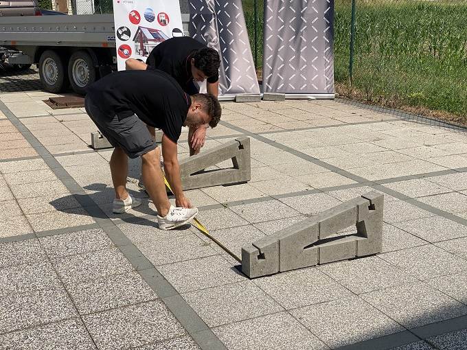 Plaatsing van betonblokken